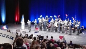 Fillon sur la scène du Grand Palais, applaudi par des militants