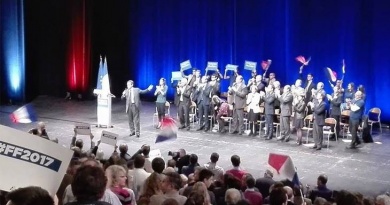 Fillon sur la scène du Grand Palais, applaudi par des militants