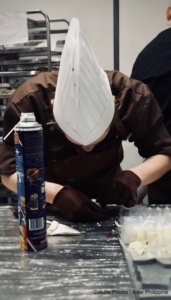 En pleine préparation des pétales de chocolat.
