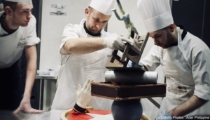 Le montage final de la structure en chocolat.