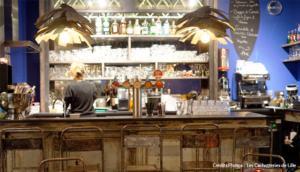 Bar restaurant vieux lille décoration originale vintage vitrail