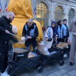 Distribution de repas sur le parvis de la Gare Lille Flandres