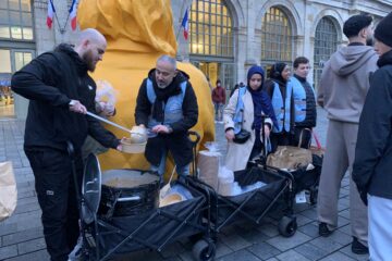Distribution de repas sur le parvis de la Gare Lille Flandres